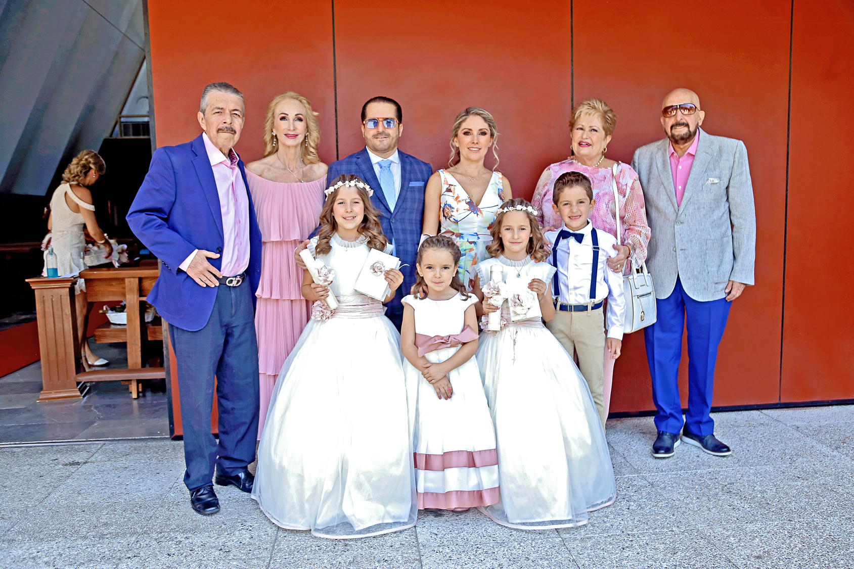 Renata y Valentina Ramírez reciben la Primera Comunión elnorte