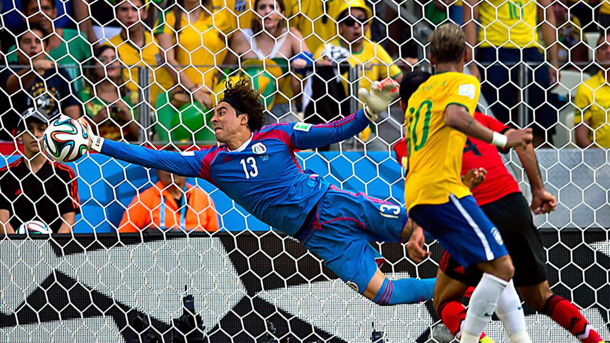 7 estampas del cumpleañero Memo Ochoa elnorte