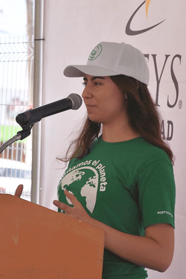 "Cuando me enseñaron cómo era la fotosíntesis, llegué toda emocionada con mi familia (a decir) '¡las plantas comen Sol!'", platica.