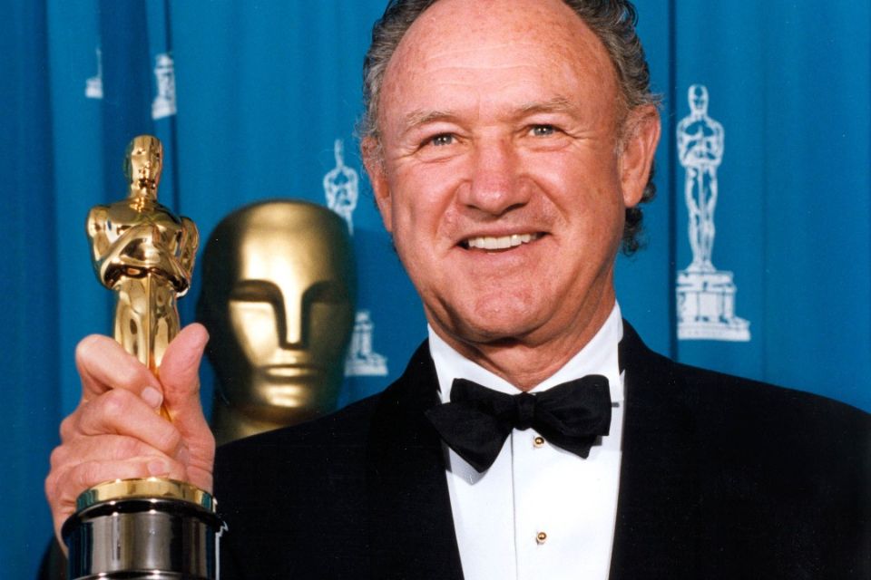 Gene Hackman recibiendo el Óscar a Mejor Actor de Reparto por 'Los Imperdonables' (1993)