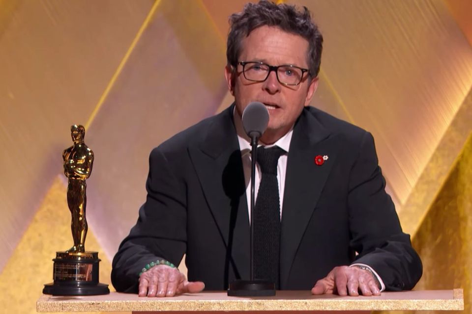 Michael J. Fox recibiendo su Óscar humanitario (2022)