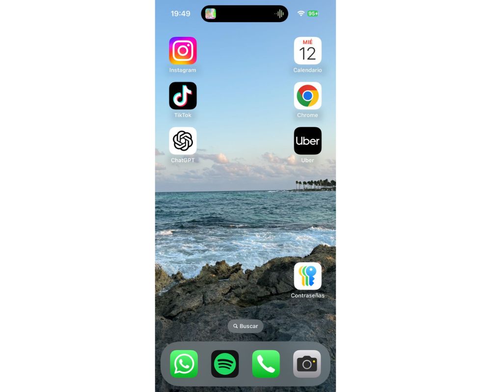La nueva app nativa de iOS 18, ubicada en la esquina inferior derecha, tiene figuras de llaves.