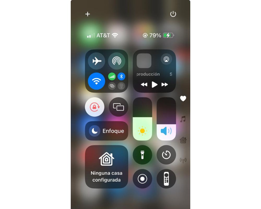 Así luce la nueva pantalla de bloqueo de defecto. Nótese las nuevas páginas que aparecen en el costado derecho en forma de íconos.