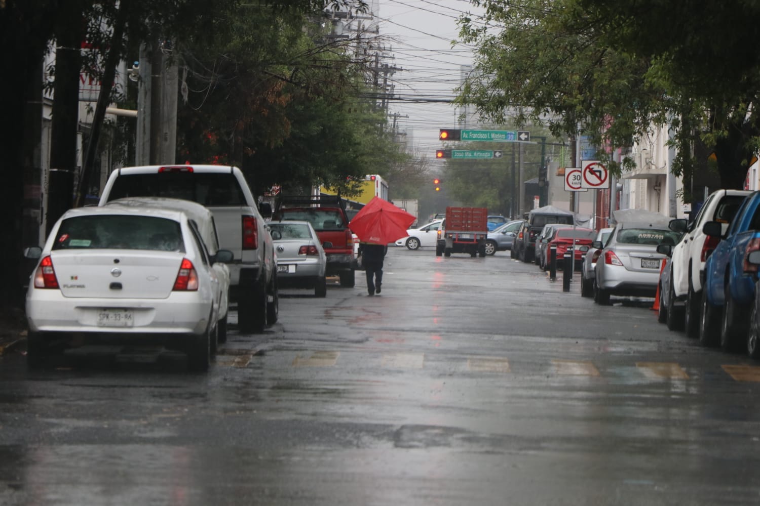 Calles del Centro de Monterrey lucen vacias.