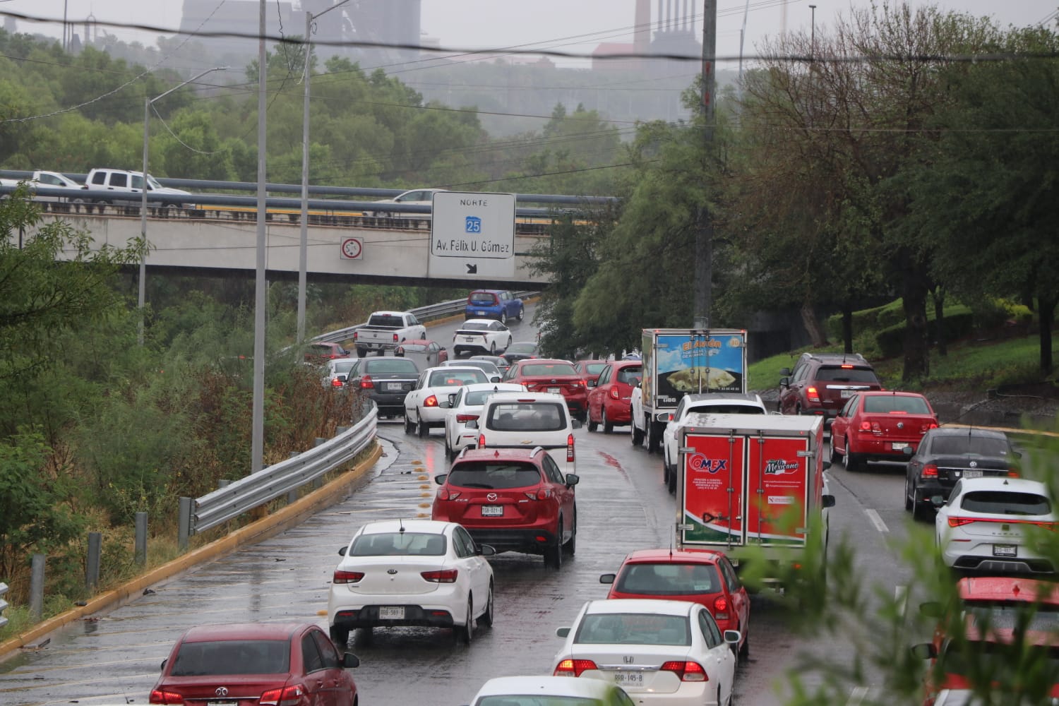 Algunas avenidas, como Morones Prieto se vieron congestionadas.