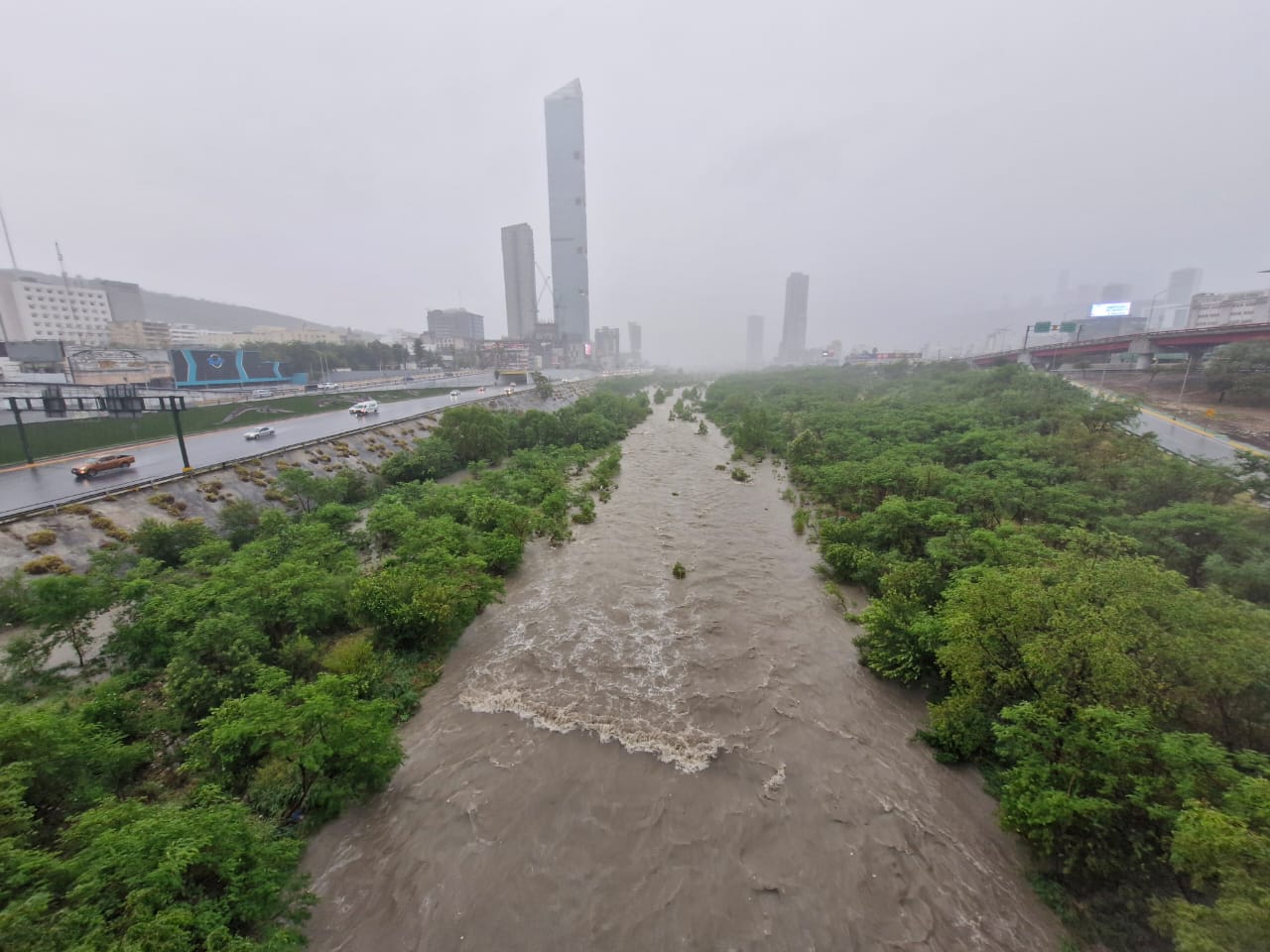 La corriente del Rïo Santa Catarina fue visible alrededor de las 17:00 horas.