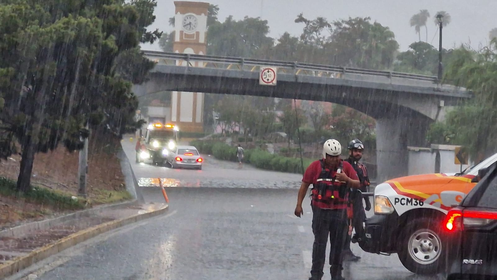Carriles de Constitución fueron cerrados, a la altura del reloj de Barrio Antiguo.