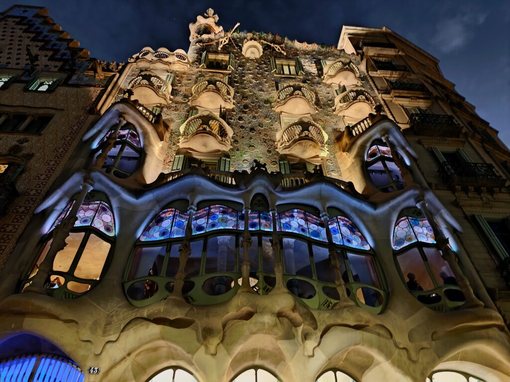 Aquí otro ejemplo del modo noche en un edificio de Gaudí iluminado.