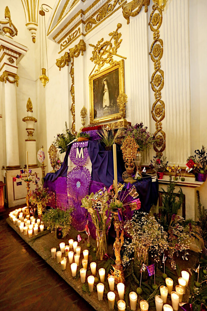 Altar de Dolores y Cristos Tendidos instalados en la secretaria de turismo. Con esto se da inicio simbólicamente a las actividades de la Semana Santa en Jalisco. Una de las tradiciones mas emblemáticas son los altares de Dolores y Los Cristos tendidos enSan Martin Hidalgo, así como la Judea en el municipio de Tlaquepaque una de las mas importantes de Mexico. 2019.;