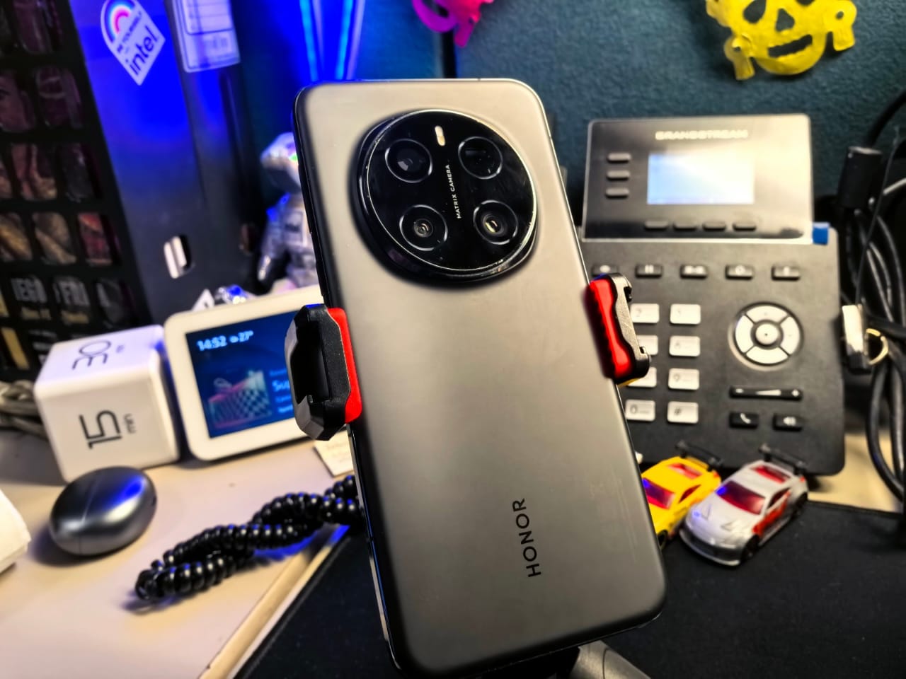 A primera vista, el teléfono se aprecia muy premium al equipar una tapa con sensación de un cristal pulido y agradable al tacto.