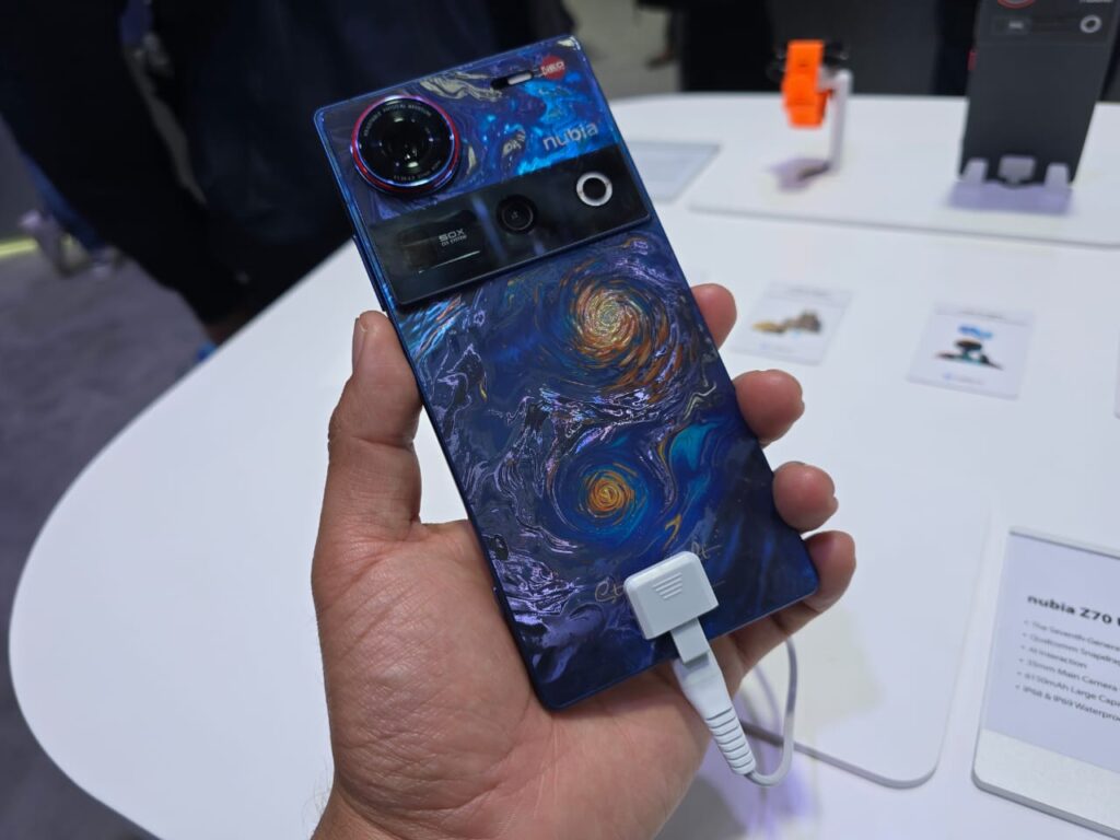 El curioso y exótico diseño del Z70 Ultra inspirado en la obra "La noche estrellada" de  Vincent van Gogh estuvo exhibido durante MWC 2025.