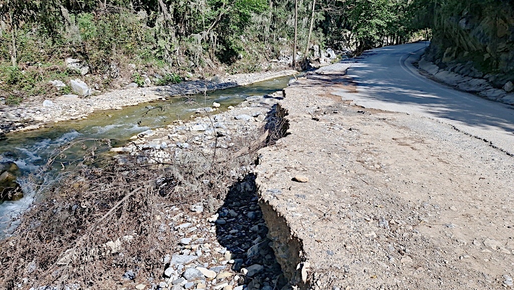 Varias zonas de la Sierra de Santiago quedaron con daños en las vías.