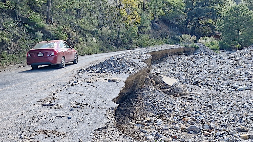 Varias zonas de la Sierra de Santiago quedaron con daños en las vías.