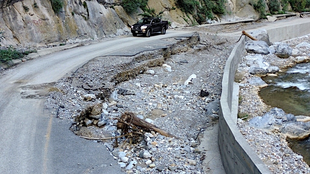Varias zonas de la Sierra de Santiago quedaron con daños en las vías.