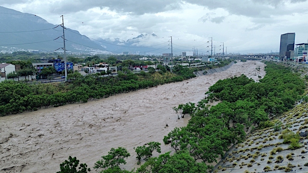 Las intensas lluvias de 'Alberto' reactivaron el paso del agua por el icónico río de Monterrey.