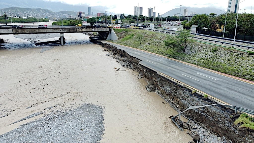 Socavones y daños estructurales afectan la principal vía rápida de Monterrey tras las lluvias intensas.