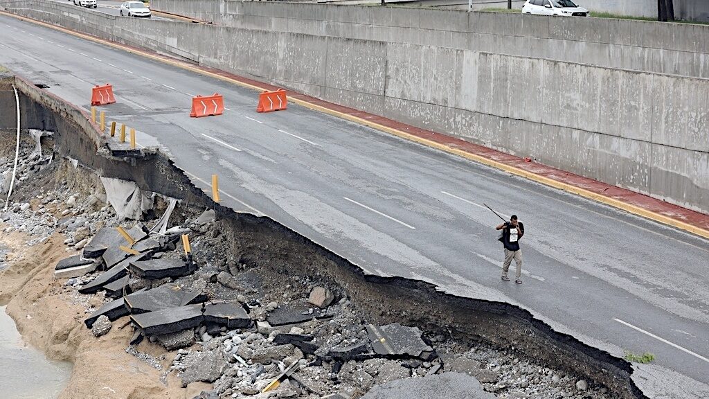 La corriente arrasó con parte del par vial Constitución-Morones Prieto durante la tormenta 'Alberto'.