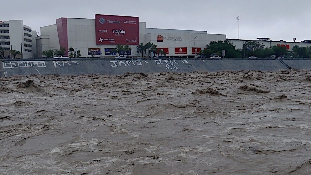 El Río Santa Catarina, normalmente seco, sorprendió con una fuerte corriente tras el paso de la tormenta.