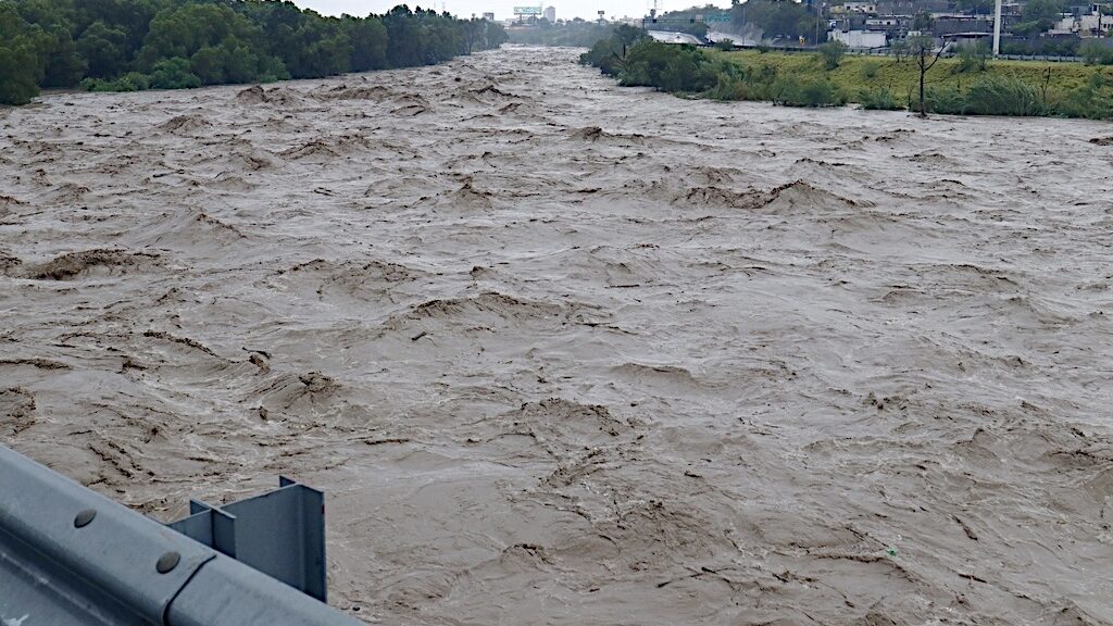 La crecida del Río Santa Catarina, uno de los efectos más visibles de la tormenta tropical 'Alberto'.