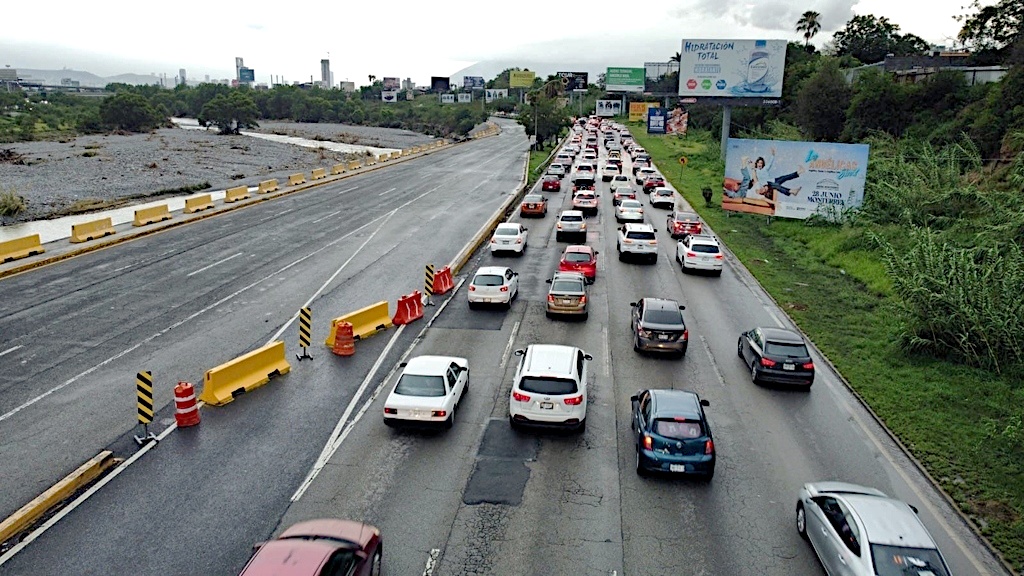 Carriles colapsados en Constitución por la fuerza del agua tras el desbordamiento del Río Santa Catarina.