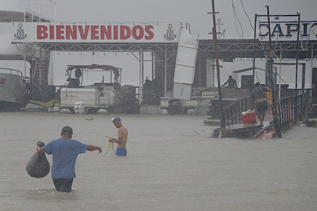 Ante el nivel de La Boca, comerciantes rescataron sus embarcaciones.