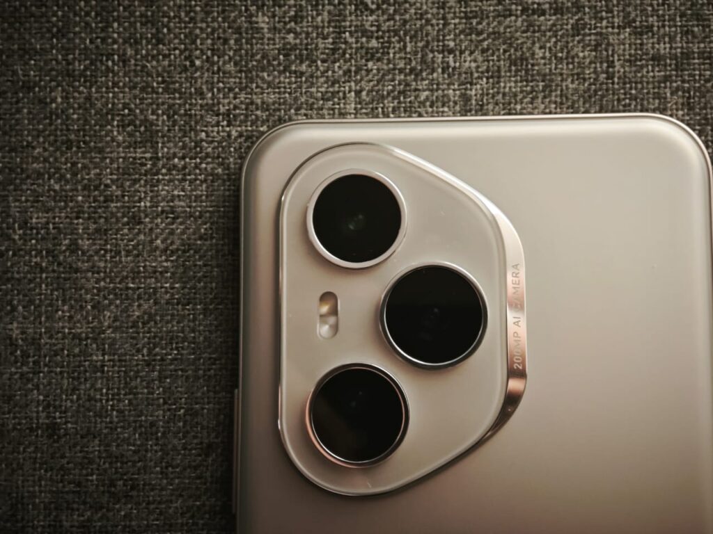 Honor propuso un nuevo diseño en el módulo de cámaras del Honor 400 Pro, dejando atrás el formato ovalado de la serie Honor 200. Crédito: Carlos Guevara