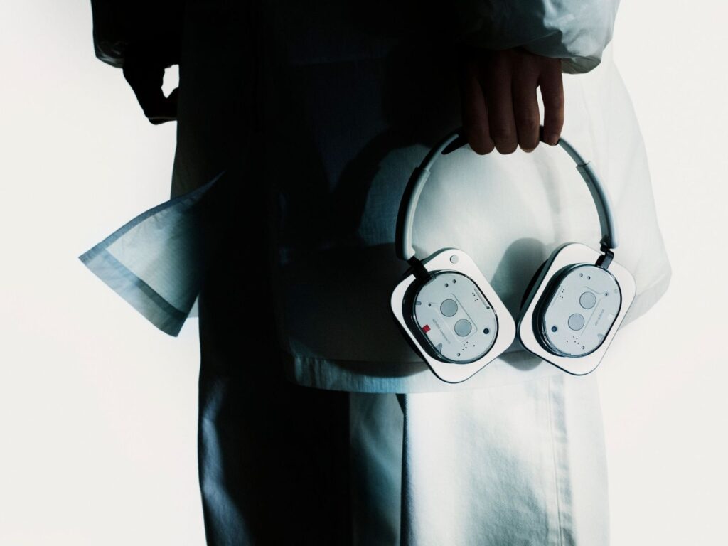 El diseño miminalista aterriza en los Nothing Headphone (1), mientras que su acústica fue desarrollada en colaboración con KEF.