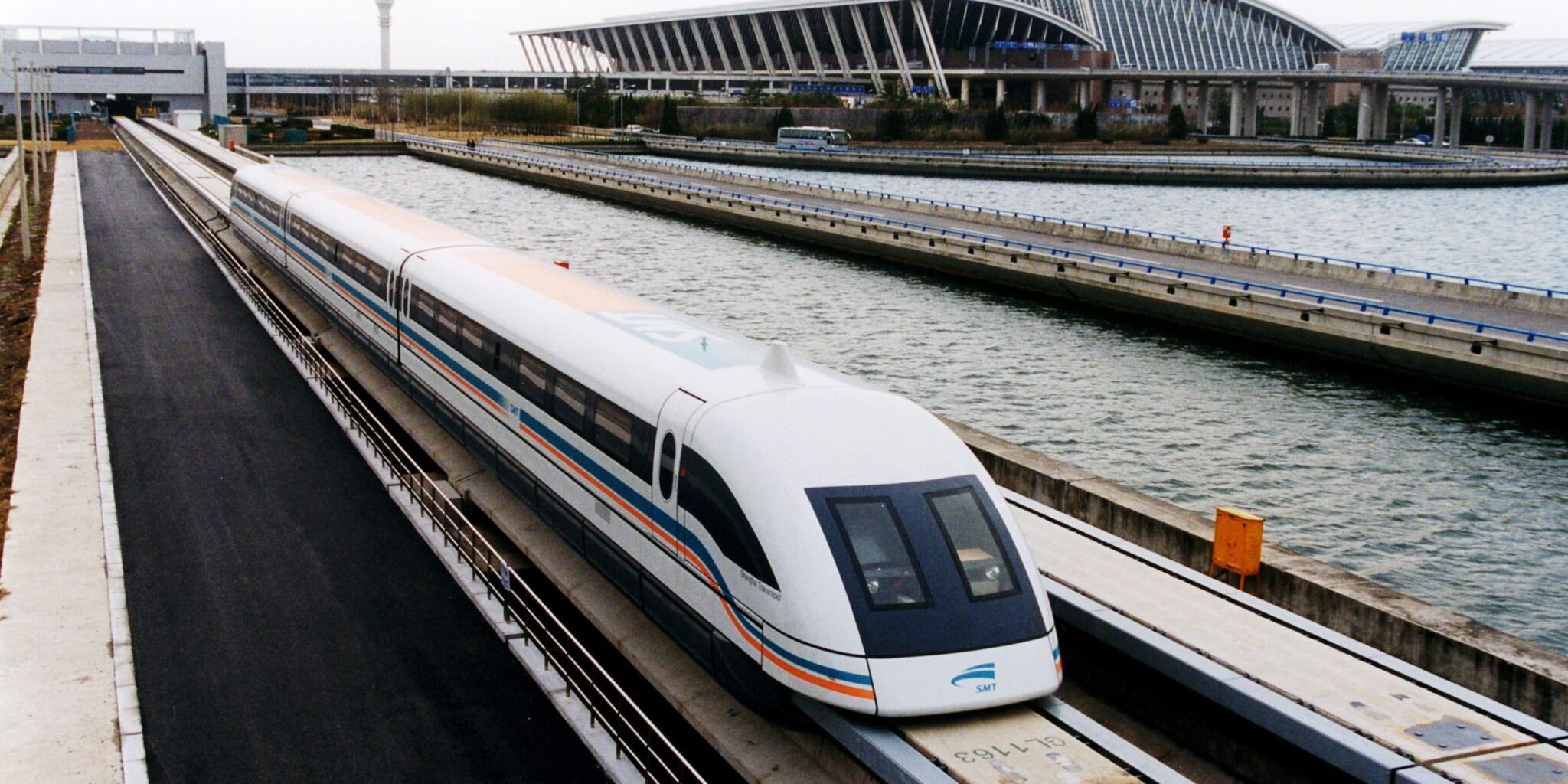 A_maglev_train_coming_out,_Pudong_International_Airport,_Shanghai
