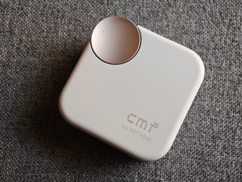 El diseño minimalista se manifiesta en el aspecto pulcro y sencillo de CMF Buds 2 Plus.