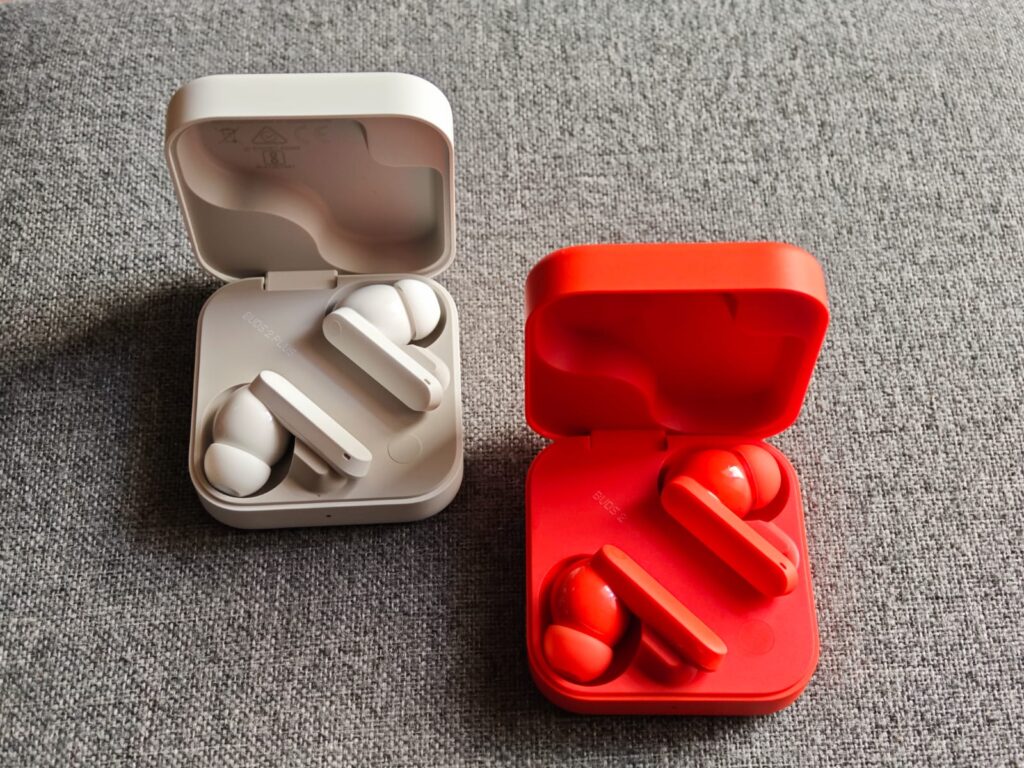 CMF Buds 2 Plus y CMF Buds 2 son parecidos, desde el diseño, tamaño, batería, e incluso la calidad del sonido es similar.