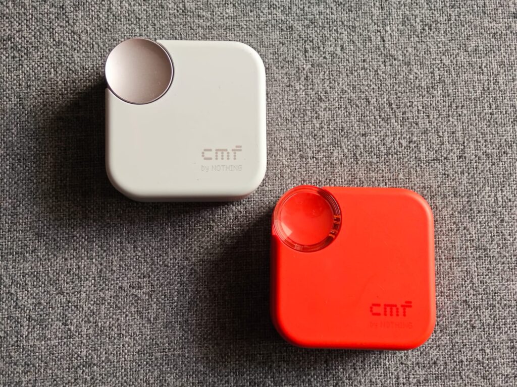 Parte de la serie CMF Buds. En la imagen figura el modelo CMF Buds 2 Plus, en color blanco, y los CMF Buds 2, en color naranja.