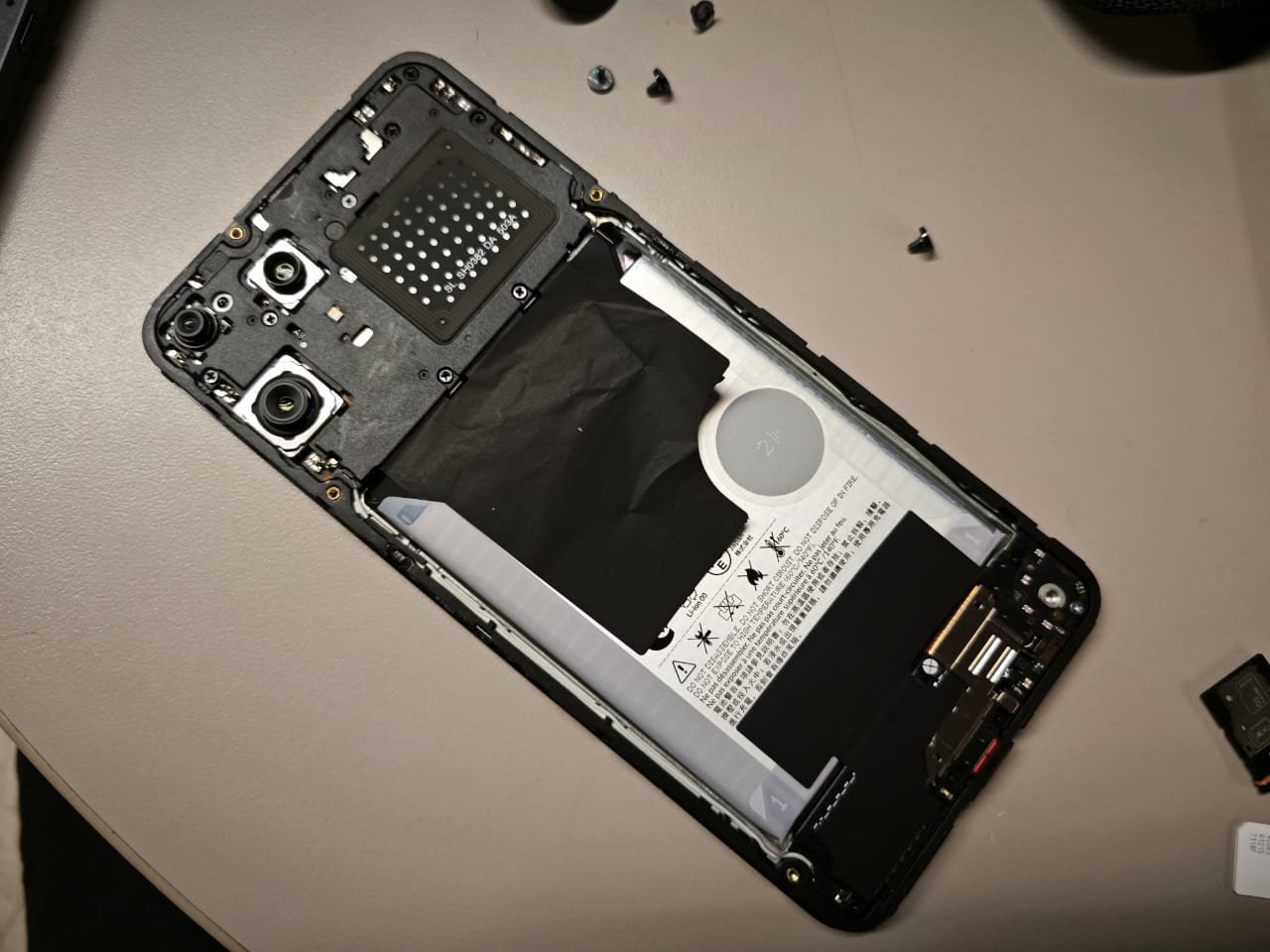CMF Phone 2 Pro tiene un diseño para facilitar la reparación. En la parte superior se alcanza a ver el módulo NFC y las cámaras, y abajo, la batería.