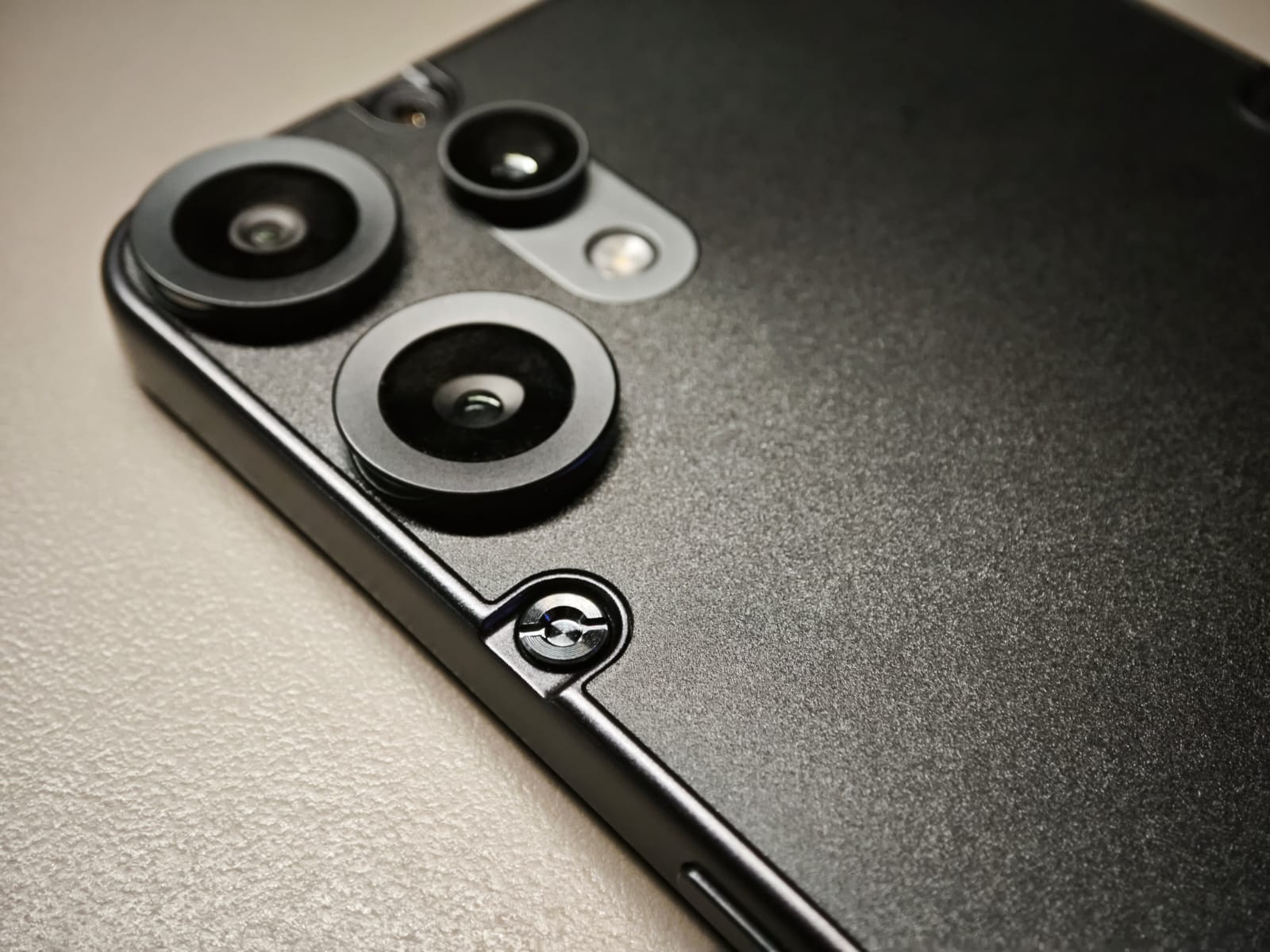 Aunque el CMF Phone 2 Pro tiene tortnillos visibles, no se deben de retirar.