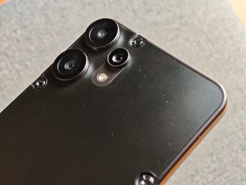 El celular propone un diseño con un marco rectangular fabricado en plástico.