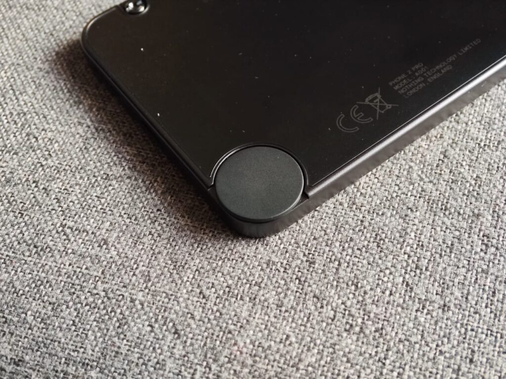 El dispositivo cuenta con una rosca que puede retirarse para facilitar la instalación de accesorios.
