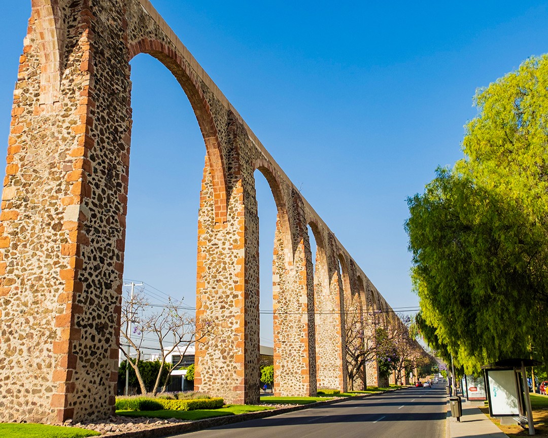 Imponente, histórico y lleno de leyendas…🏛✨ El Acueducto de Querétaro no solo trajo agua- trajo