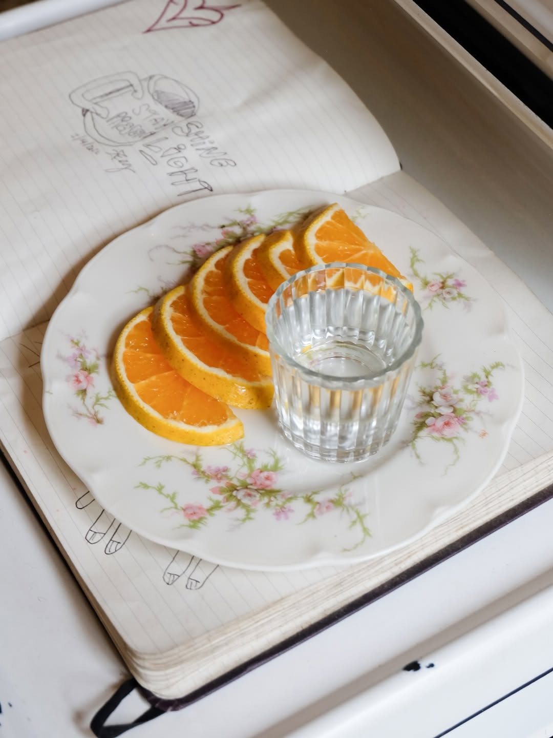 Por la tarde se antoja mezcalito con naranja. Te esperamos en Bucareli 🫰🏻🍊