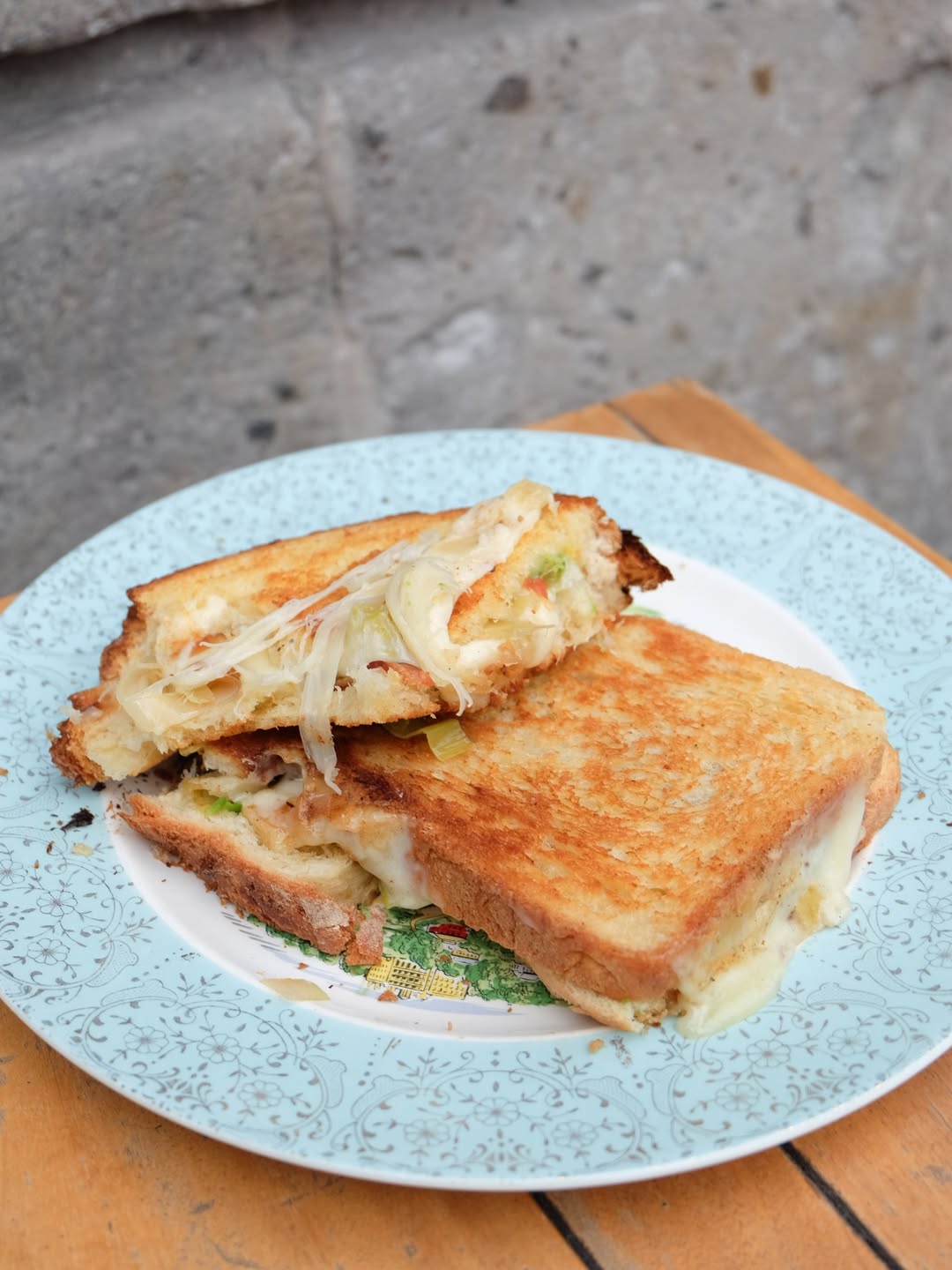 Sandwichito Grilled Cheese 🍞🧀 Pan de caja, tocino crujiente, aguacate, poro asado y queso meno