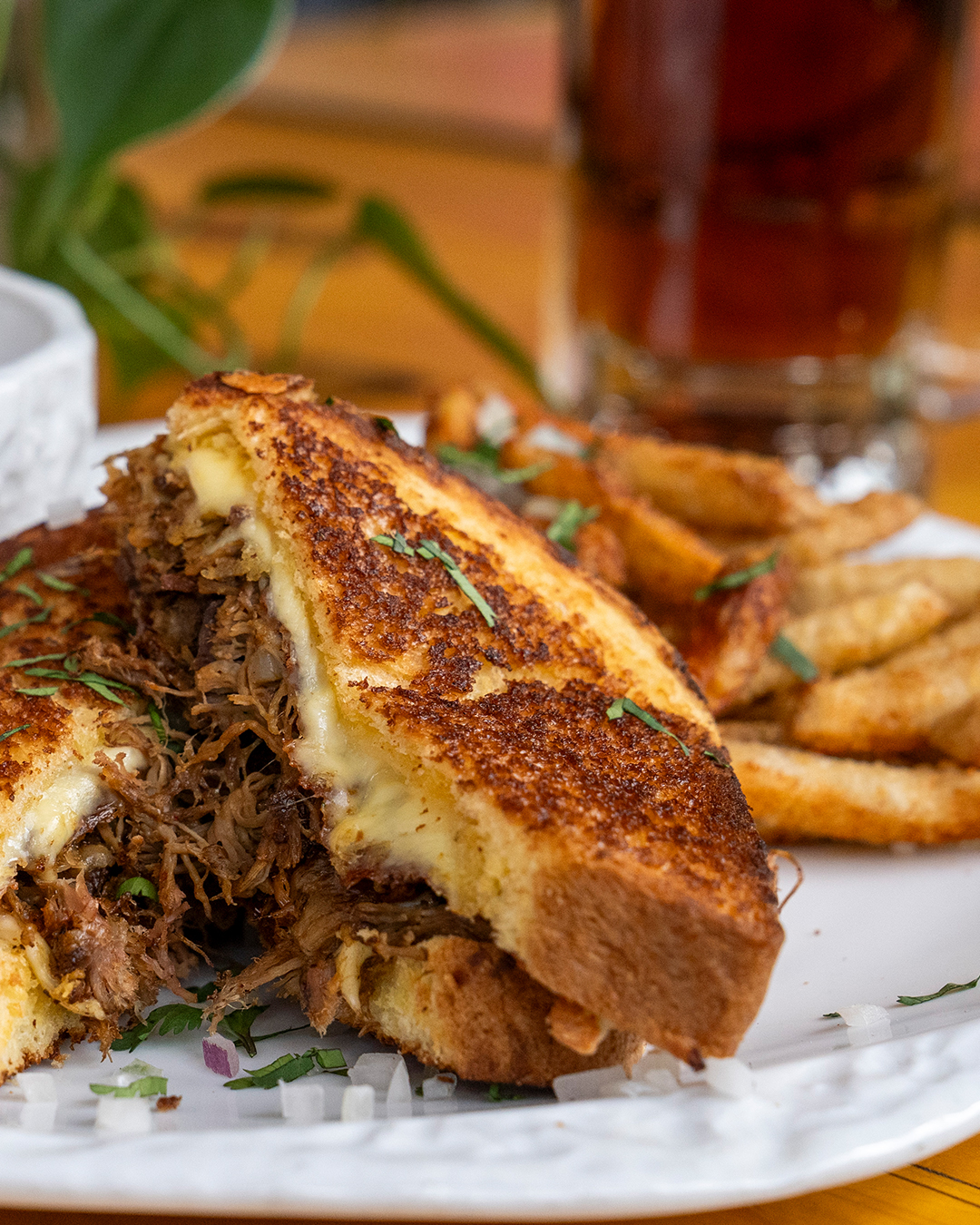 Si amas las quesabirrias seguro te encantara el Grilled Cheese de Birria para chopear en su jugo