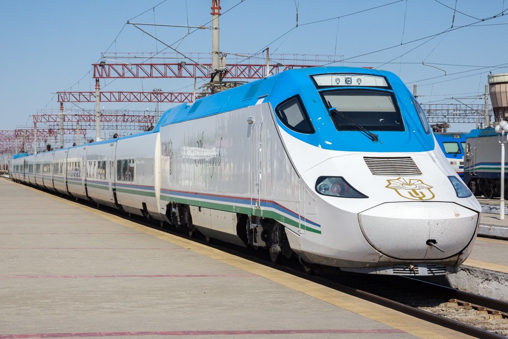 Talgo_250_Afrosiyob_05-06,_Bukhara_station_(cropped)