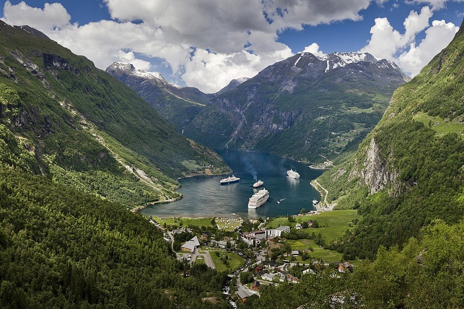 View_to_Geiranger_from_Flydalsjuvet,_2013_June
