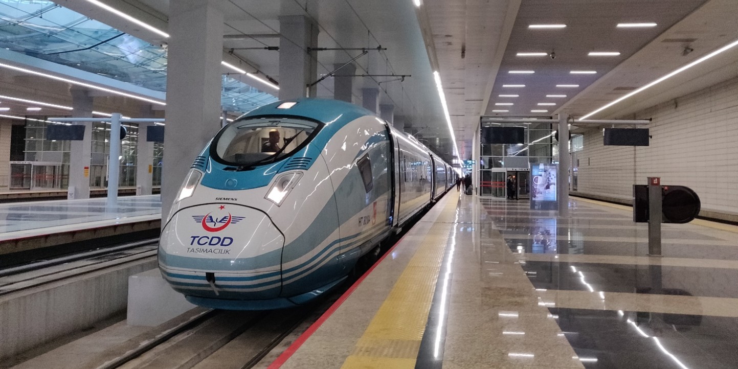 YHT_train_at_Ankara_railway_station