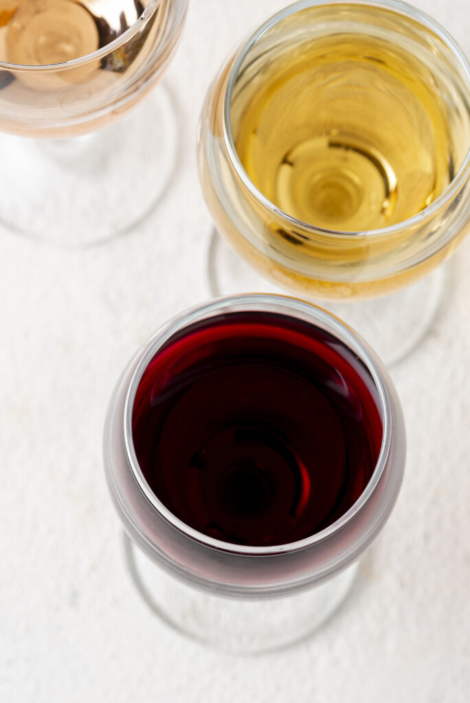 high-angle-glasses-with-red-white-wine