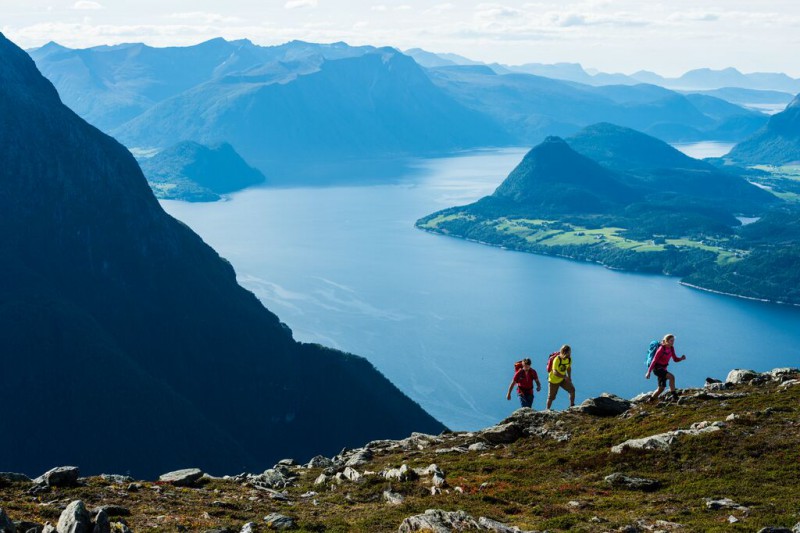 hiking-romsdalseggen-800x533