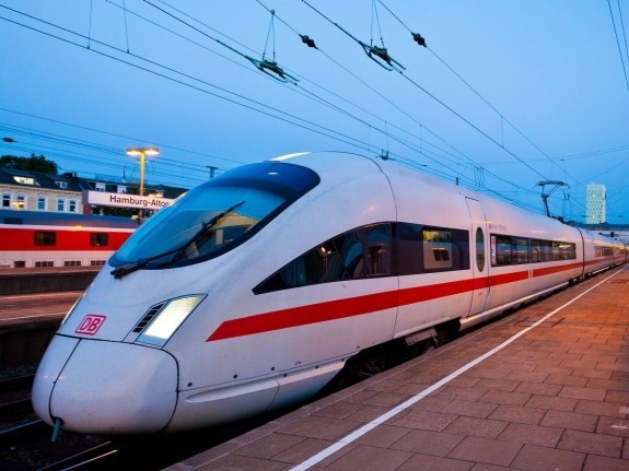 ice_high-speed_train_at_platform_hamburg_germany.adaptive.767.1747408453754